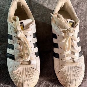 ADIDAS SUPERSTAR SHOES FOR BOTH MAN AND WOMEN SIZE 8.1/2 US.